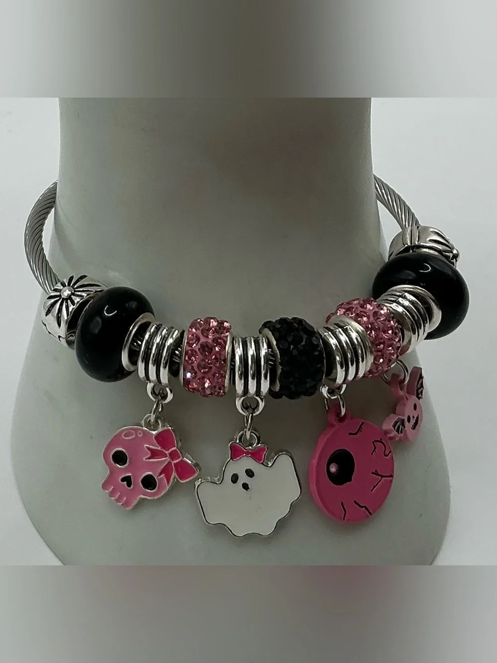 PINK AND BLACK CUTE GIRLY HALLOWEEN HANDMADE BEAD AND CHARM BANGLE BRACELET